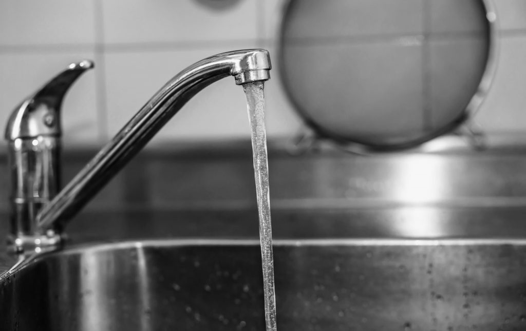 Beneficios del agua del grifo frente al agua embotellada: ¿Cuál es la mejor opción?