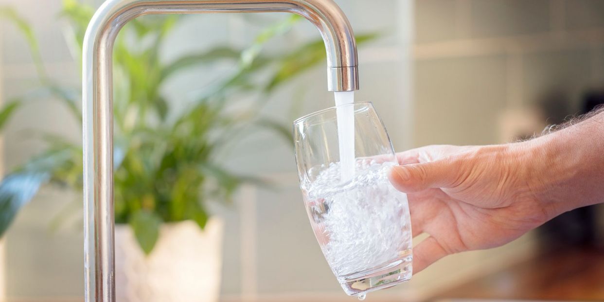 Beneficios del agua del grifo frente al agua embotellada