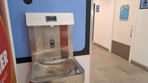 Fuentes de agua para disminuir el uso de botellas
