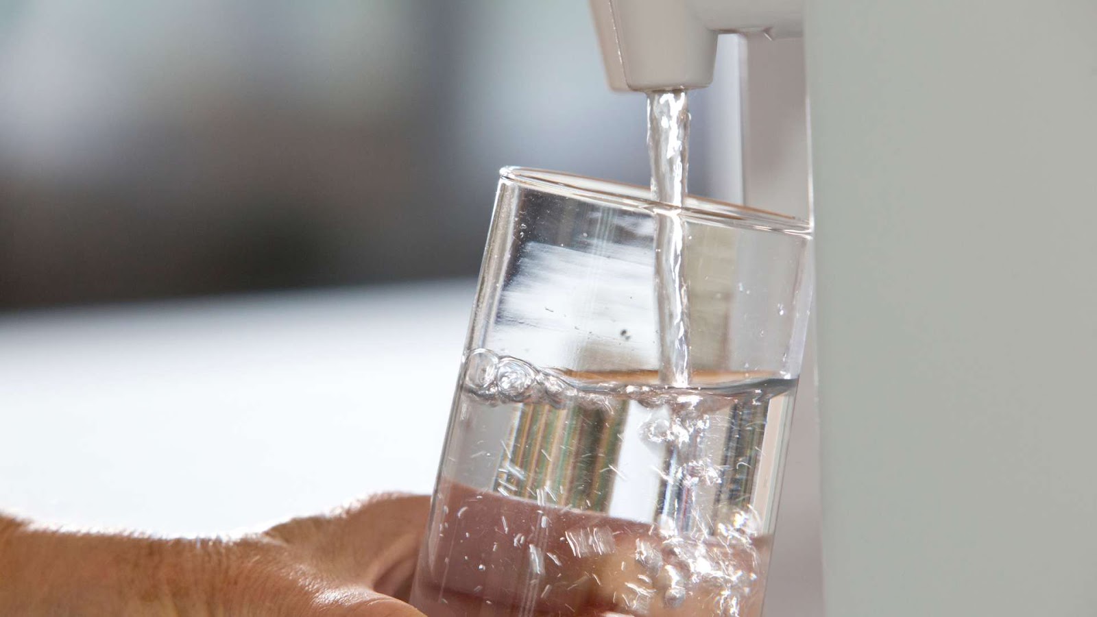 La sostenibilidad y el impacto medioambiental de las fuentes de agua filtrada y dispensadores