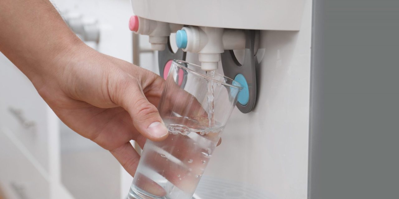 fuentes y dispensadores de agua filtrada a diferentes